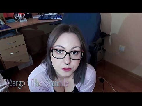 ❤️ Neska sexy betaurrekoekin dildoa zurrupatzen du kameraren aurrean ☑ Sexua gugan ❌️