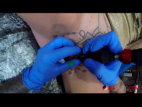 ❤️ Sully Savage-k izugarri tatuatu zuen klitorian tatuaje bat egin zuen ☑  Sexua gugan ❌️
