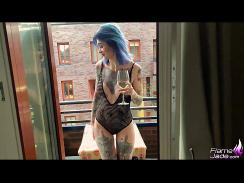❤️ Neska Ikaragarria trago batez zurrupatzen eta zeru zabalean sutsuki izorratzen ☑ Sexua gugan ❌️