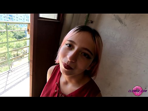 ❤️ Ikasle sentsuak arrotz bat zurrupatzen du kanpoaldean - Cum On His Face ☑ Sexua gugan ❌️